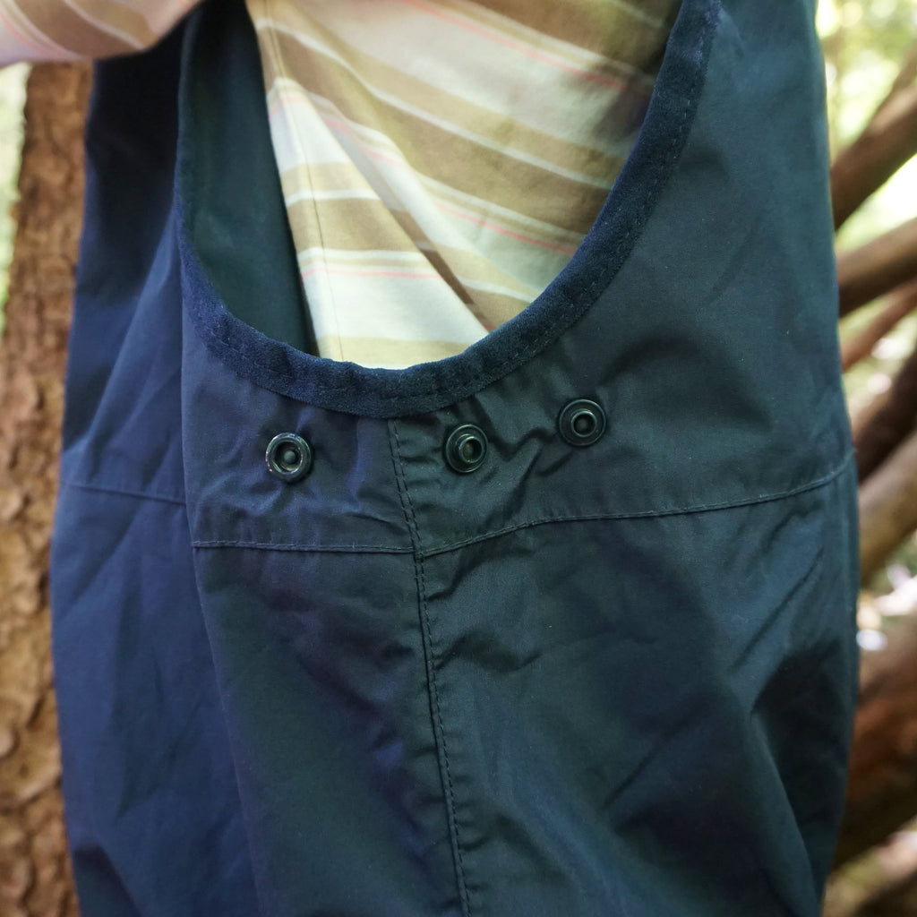 Jardinera impermeable azul con bandas reflectantes