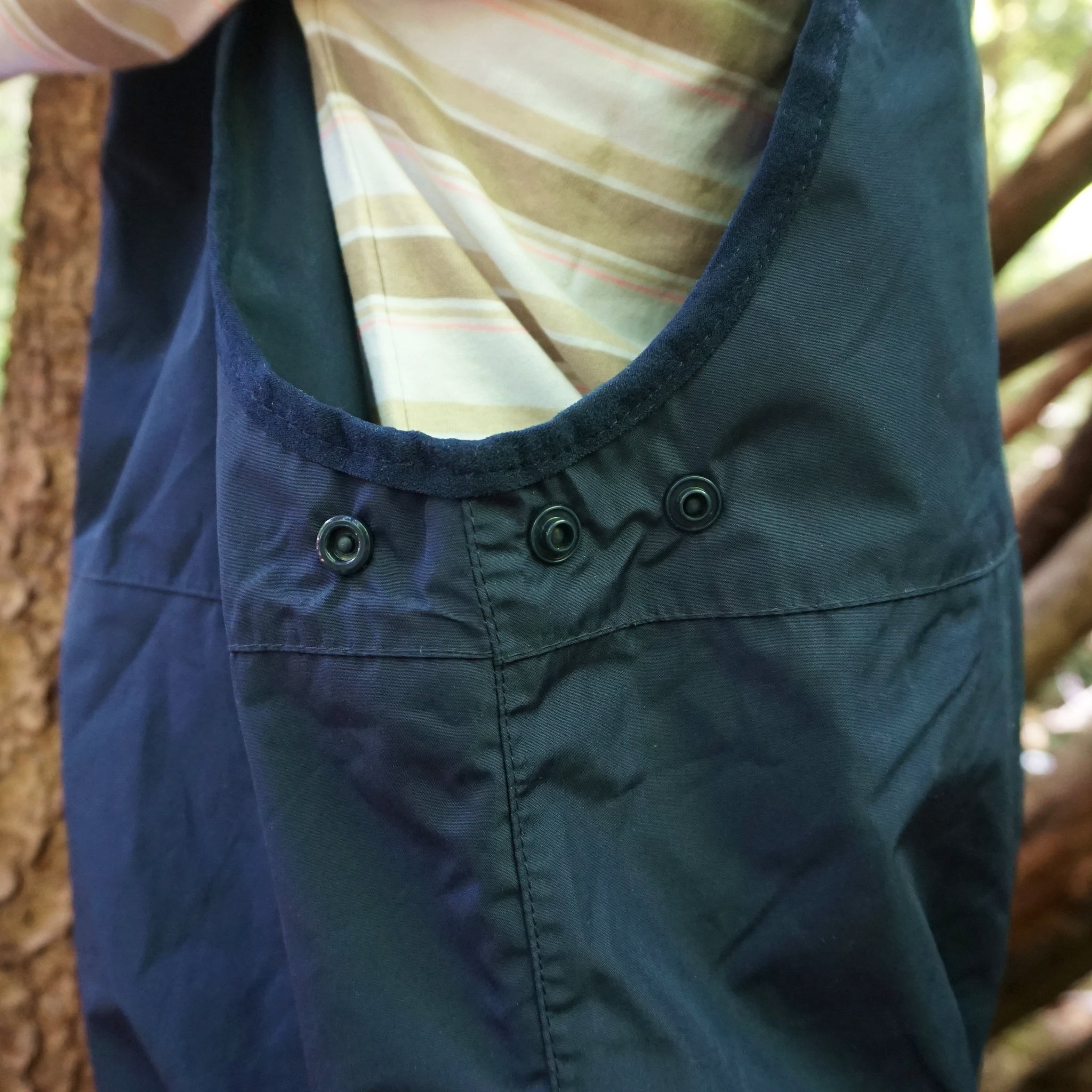 Jardinera impermeable azul con bandas reflectantes