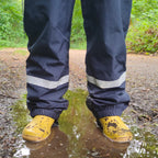 Jardinera impermeable azul con bandas reflectantes