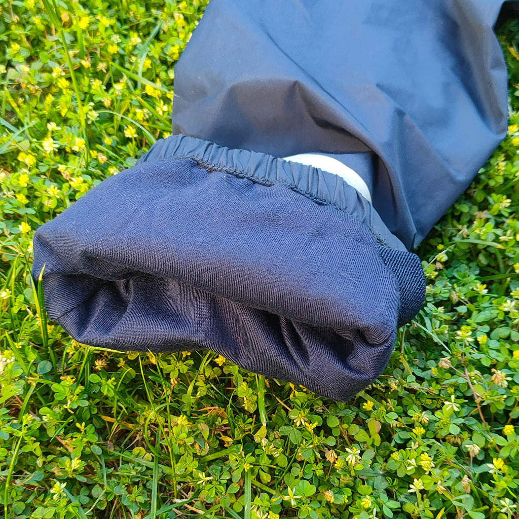 Jardinera impermeable azul con bandas reflectantes