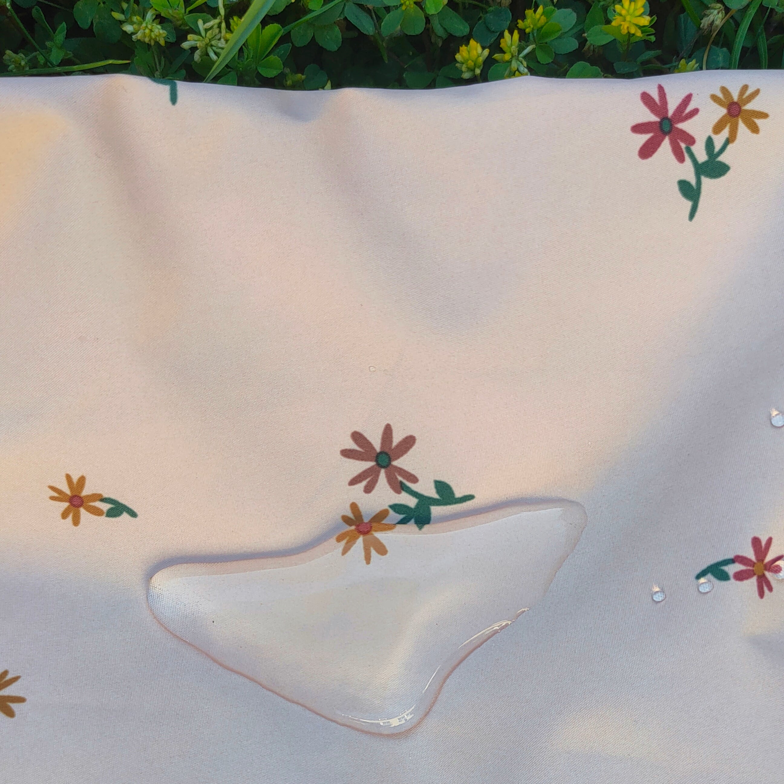 Jardinera impermeable rosada con flores y con bandas reflectantes