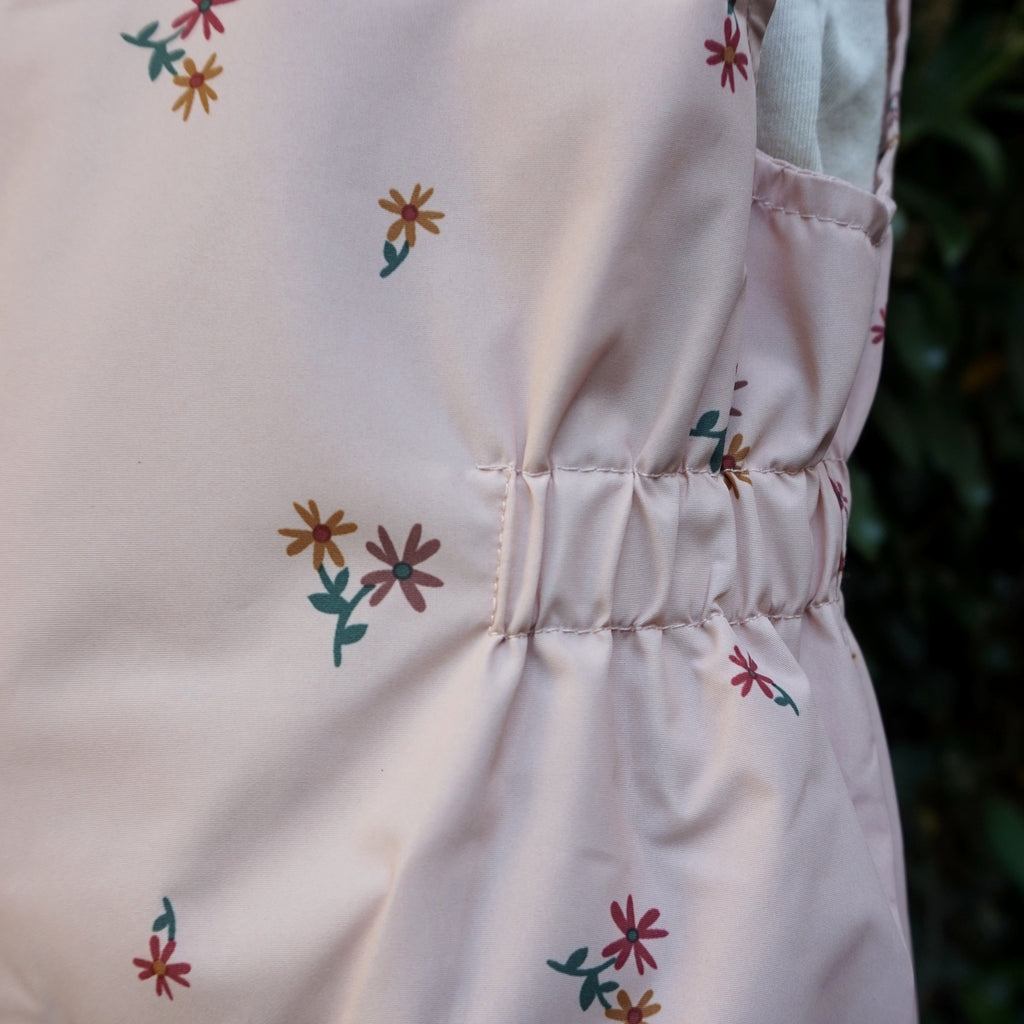 Jardinera impermeable rosada con flores y con bandas reflectantes