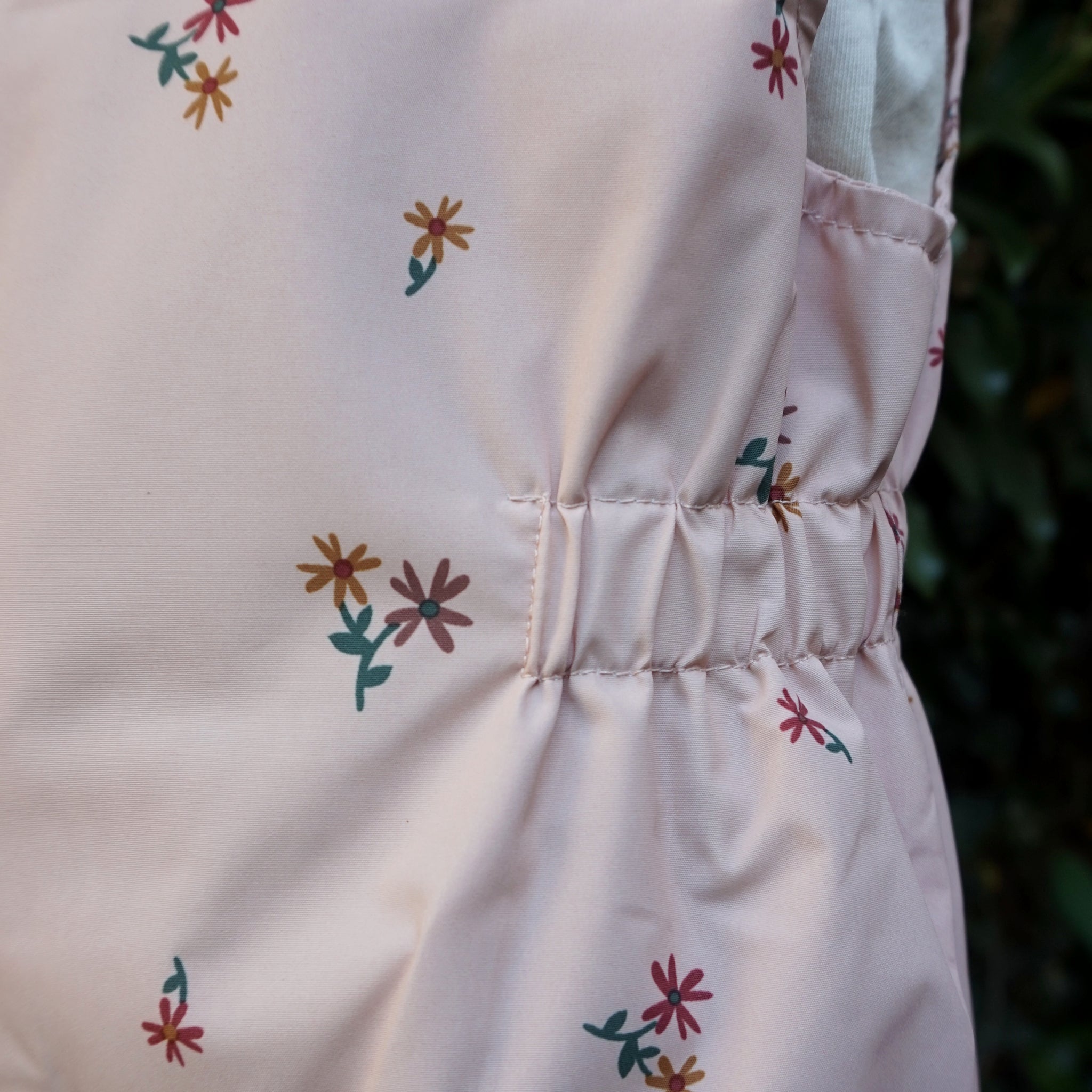 Jardinera impermeable rosada con flores y con bandas reflectantes