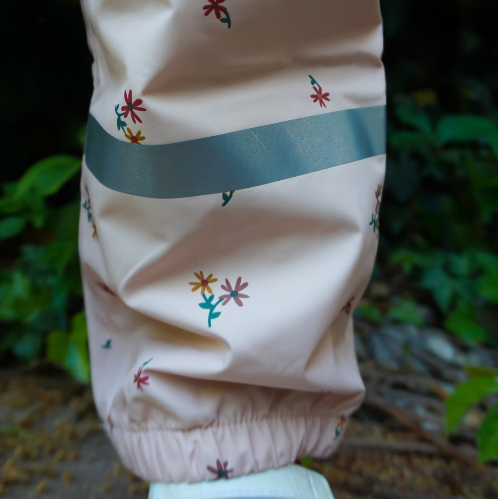 Jardinera impermeable rosada con flores y con bandas reflectantes