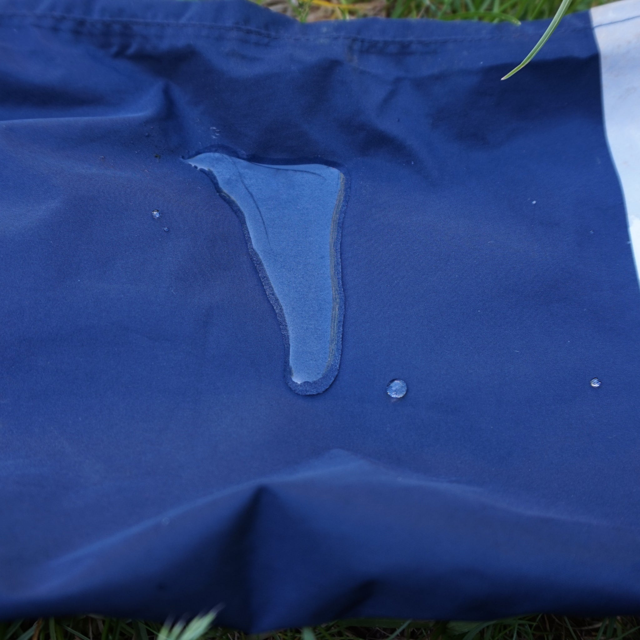 Jardinera impermeable azul con bandas reflectantes